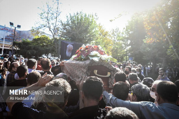 Tehraners bid farewell to Iranian great poet Ebtehaj