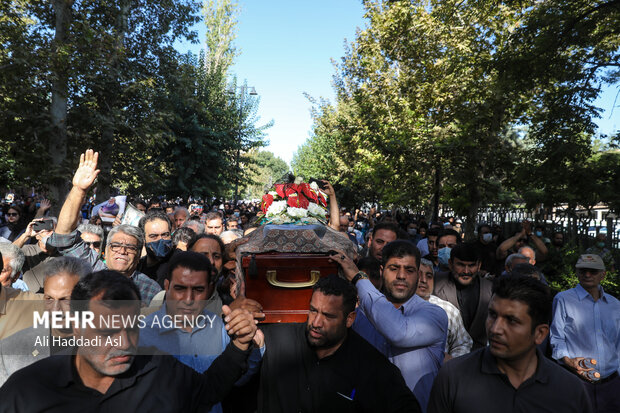 Tehraners bid farewell to Iranian great poet Ebtehaj