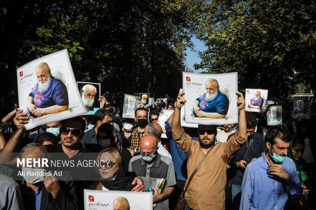 Tehraners bid farewell to Iranian great poet Ebtehaj