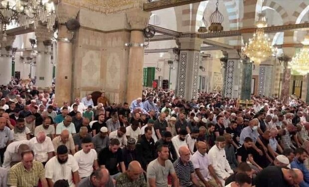  آلاف المواطنين يؤدون صلاة الفجر في المسجد الأقصى المبارك+ صور