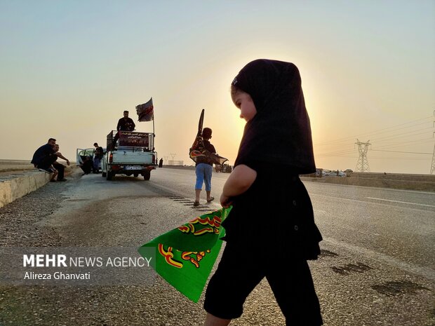 زائرین امام حسین علیہ السلام کی خدمت میں پورا گھرانہ مصروف
