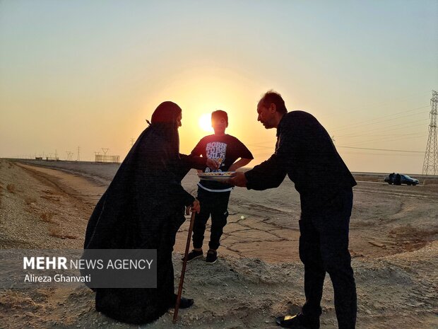 خدمت مردمی به کاروان های پیاده روی"‌عشاق‌ الحسین رامشیر" درحال حرکت به سمت کربلا معلی