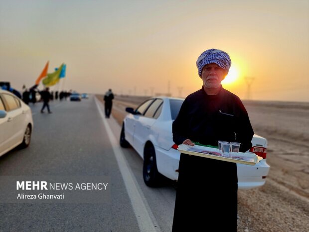 خدمت مردمی به کاروان های پیاده روی"‌عشاق‌ الحسین رامشیر" درحال حرکت به سمت کربلا معلی