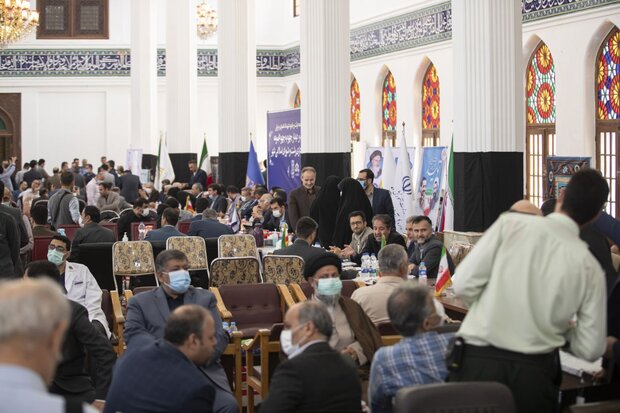 استاندار و مسئولان گیلان پای میز خدمت آمدند