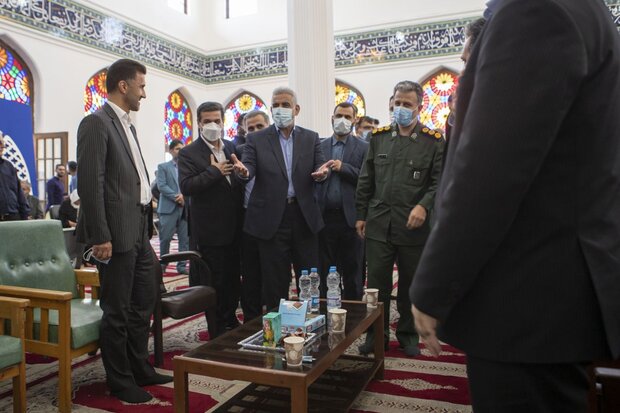 استاندار و مسئولان گیلان پای میز خدمت آمدند