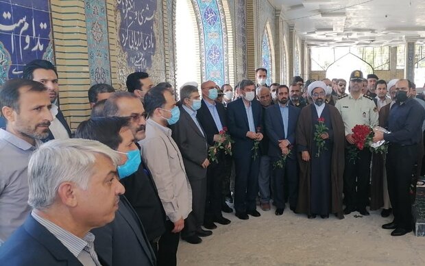 حضور وزیر علوم در گلزار شهدای کازرون حضور وزیر علوم در گلزار شهدای کازرون