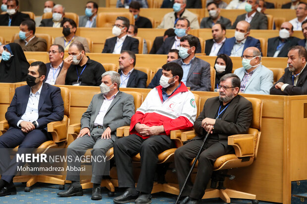 عبدالحسین روح‌الامینی و حسین کولیوند رئیس هلال احمر کشور در همایش ملی خدمت ماندگار با حضور رئیس جمهور حضور دارند
