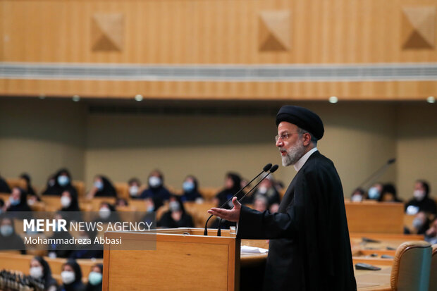 حجت الاسلام سید ابراهیم رئیسی رئیس جمهور در حال سخنرانی در همایش ملی خدمت ماندگار است