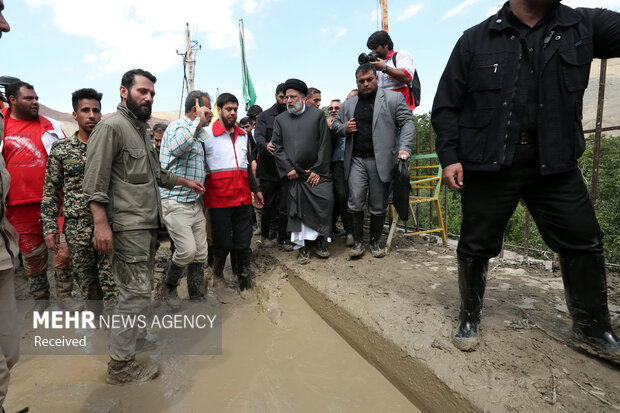 حضور رئیس جمهور در مناطق سیل زده فیروزکوه