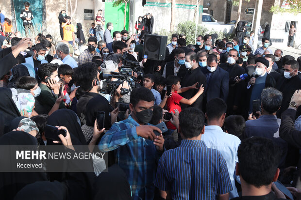 حضور و سخنرانی آیت الله رئیسی در جمع حاشیه نشینان محله کاظمیه بیرجند