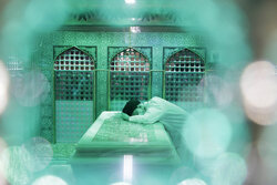 تصاویر آرشیوی از حضور مقام معظم رهبری در آئین غبارروبی حرم امام رضا(ع)