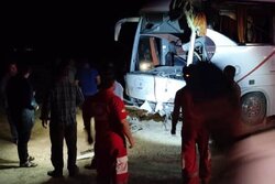 تصادف کامیون و اتوبوس در آرادان ۱۲ مصدوم برجای گذاشت