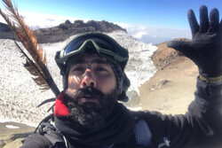 یاسر خاسب گوی آرزوهای مردم را به قله دماوند برد/ تیر نمادین آرش