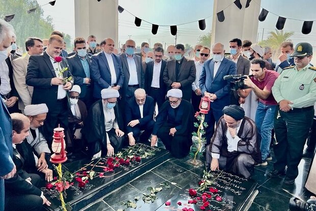 برنامههای وزیر نفت در عسلویه آغاز شد/ ادای احترام به شهدای گمنام برنامههای وزیر نفت در عسلویه آغاز شد/ ادای احترام به شهدای گمنام