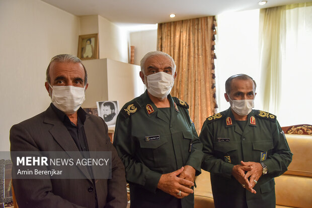 دلجویی جمعی از مدیران استان فارس از خانواده شهید خادم الصادق