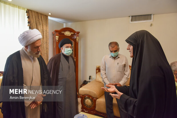 دلجویی جمعی از مدیران استان فارس از خانواده شهید خادم الصادق