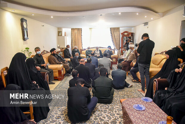 دلجویی جمعی از مدیران استان فارس از خانواده شهید خادم الصادق