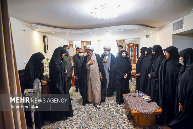 دلجویی جمعی از مدیران استان فارس از خانواده شهید خادم الصادق