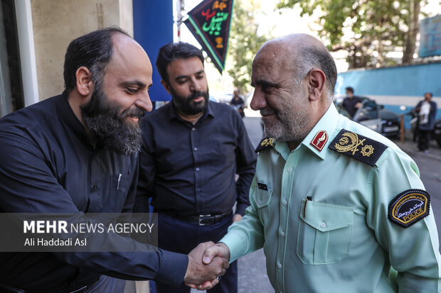 سردار حسین رحیمی فرمانده انتظامی تهران بزرگ در حال دیدار و گفتگو با حسین طاهری معاونت خبر خبرگزاری مهر است