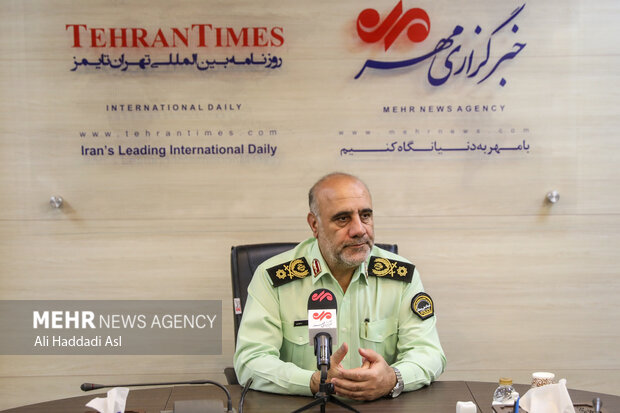  سردار حسین رحیمی فرمانده انتظامی تهران بزرگ در حال گفتگو با خبرنگاران خبرگزاری مهر است