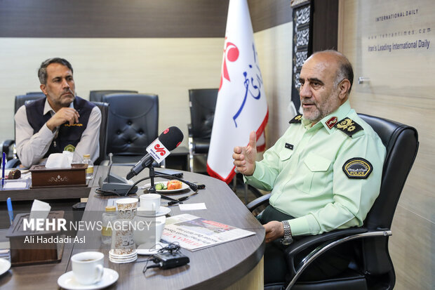  سردار حسین رحیمی فرمانده انتظامی تهران بزرگ در حال گفتگو با خبرنگاران خبرگزاری مهر است