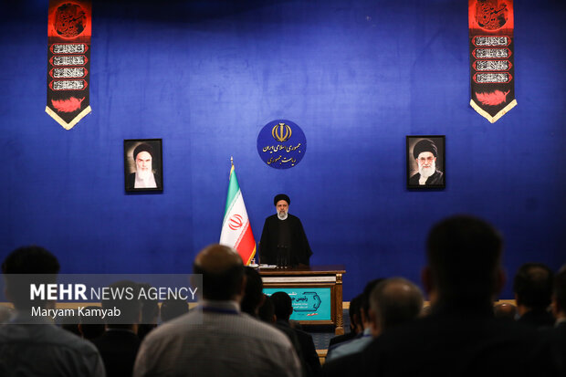 حجت الاسلام سید ابراهیم رئیسی رئیس جمهور در حال ادای احترام به سرود جمهوری اسلامی ایران در نشست خبری است