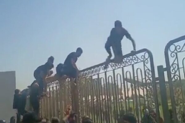VIDEO: Muqtada al-Sadr supporters raid presidential palace