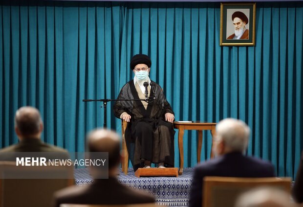 قائد الثورة الإسلامية يستقبل أعضاء الوفد الحكومي في حسينية الامام الخميني (رض)