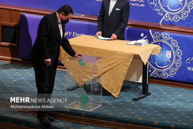 محمدرضا ساکت مدیر عامل باشگاه سپاهان اصفهان  در حال انداختن رای خود به صندوق در مجمع انتخاباتی فدراسیون فوتبال است
