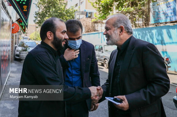 محمد شجاعیان مدیر گروه رسانه ای مهر در حال استقبال از احمد وحیدی وزیر کشور است