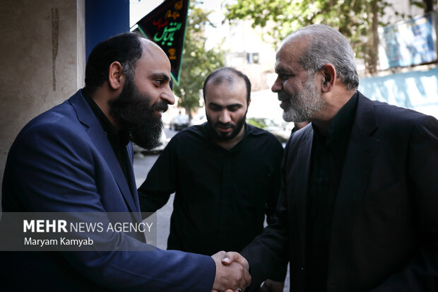 حسین طاهری معاونت خبر خبرگزاری مهر   در حال استقبال از احمد وحیدی وزیر کشور است