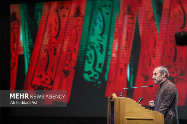 پیمان جبلی رئیس سازمان صدا و سیما در حال سخنرانی در آئین سیزدهمین پاسداشت ادبیات جهاد و مقاومت است