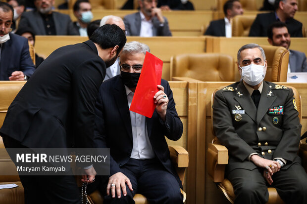 امیر سرتیپ آشتیانی وزیر دفاع  و زاهدی وفا سرپرست وزیرات کار در هفدهمین جشنواره شهید رجایی حضور دارند