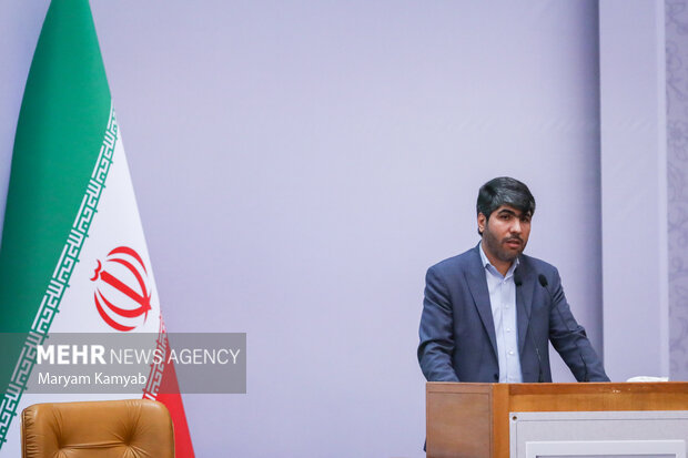میثم لطیفی رئیس سازمان اداری و استخدامی کشور در حال سخنرانی در هفدهمین جشنواره شهید رجایی است
