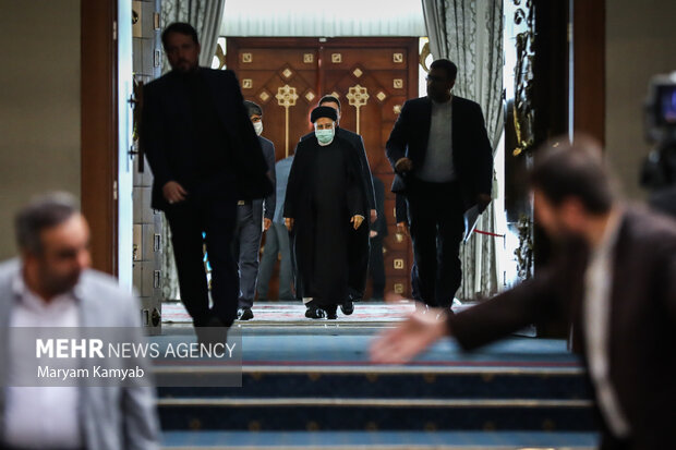 حجت الاسلام سید ابراهیم رئیسی رئیس جمهور در حال ورود به مراسم هفدهمین جشنواره شهید رجایی است