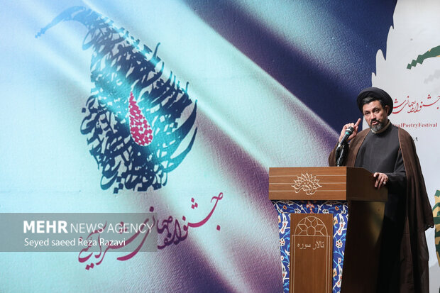 سید عبدالله حسینی دبیر جشنواره جهانی شعر آئینی در حال سخنرانی در مراسم اختتامیه جشنواره جهانی شعر آیینی است