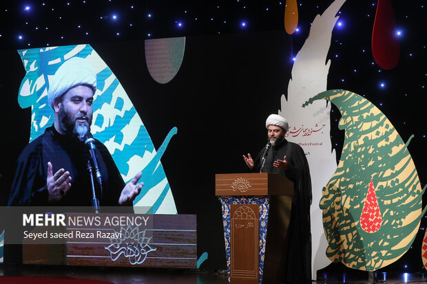 حجت الاسلام محمد قمی رئیس سازمان تبلیغات اسلامی در حال سخنرانی در مراسم اختتامیه جشنواره جهانی شعر آیینی است