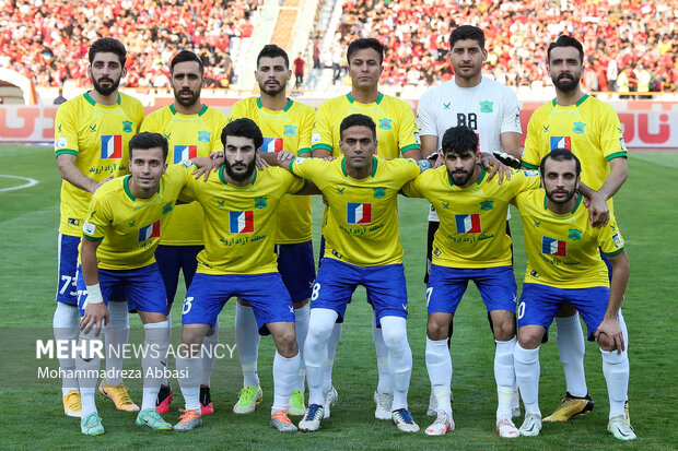 بازیکنان تیم فوتبال صنعت نفت آبادان در حال گرفتن عکس یادگاری پیش از دیدار با تیم فوتبال پرسپولیس تهران هستند