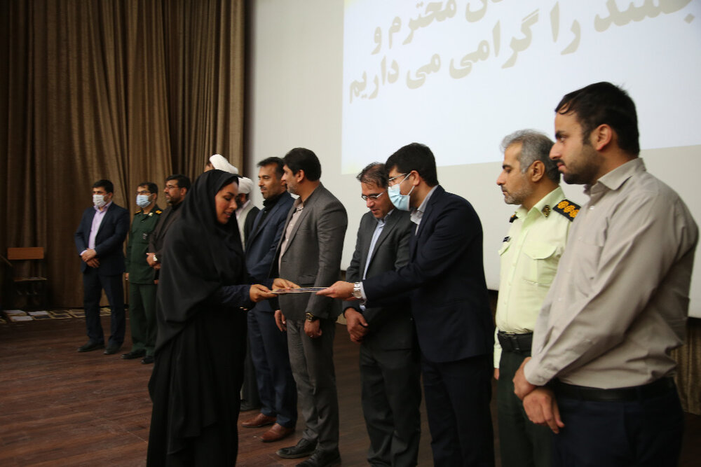 مدیران و کارمندان نمونه دستگاههای اجرایی در تنگستان تجلیل شدند