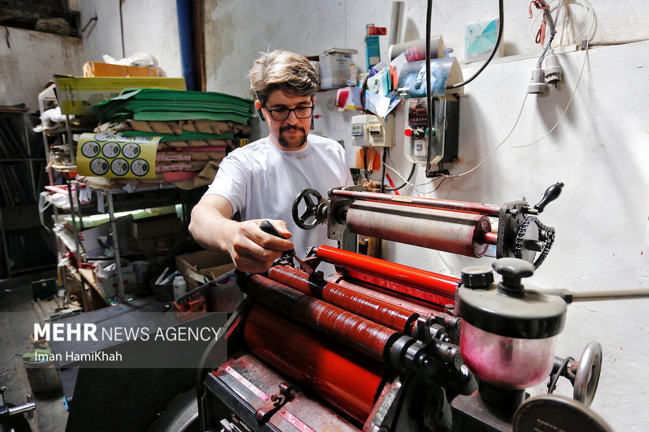 غربت یار مهربان در اردبیل/کسب و کار کتابفروشی در معرض آسیب است