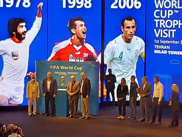ترس نماینده فیفا در مراسم رونمایی از کاپ جام جهانی در تهران!