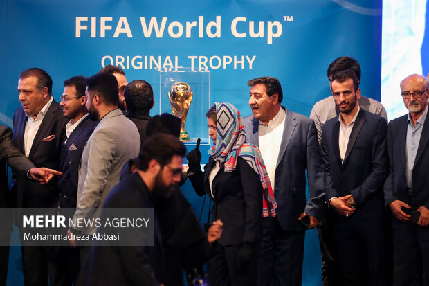 بی نظمی های زیاد در سالن برگزاری مراسم رونمایی از کاپ جام جهانی در تهران موجب اعتراض سارا گاندویی نماینده فیفا شد