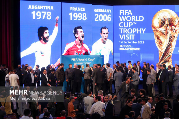 بی نظمی های زیاد در سالن برگزاری مراسم رونمایی از کاپ جام جهانی در تهران موجب اعتراض سارا گاندویی نماینده فیفا شد