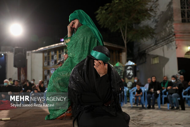 سومین سوگواره آئینی «زخم عتیق» به همت انجمن تئاتر انقلاب و دفاع مقدس بنیاد فرهنگی روایت فتح و با حضور هنرمندان شبیه خوان شامگاه امروز پنج شنبه ۱۰ شهریور ماه ۱۴۰۱ در محوطه باز ساختمان مرکزی بنیاد فرهنگی روایت فتح اجرا شد