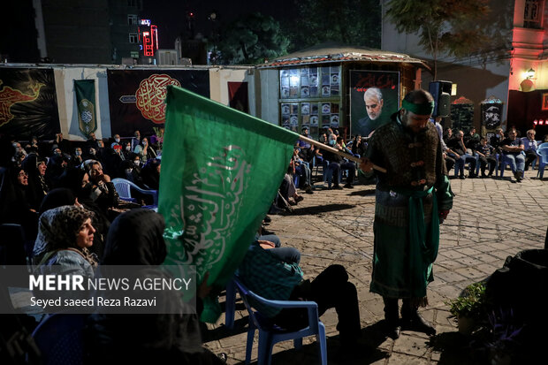 سومین سوگواره آئینی «زخم عتیق» به همت انجمن تئاتر انقلاب و دفاع مقدس بنیاد فرهنگی روایت فتح و با حضور هنرمندان شبیه خوان شامگاه امروز پنج شنبه ۱۰ شهریور ماه ۱۴۰۱ در محوطه باز ساختمان مرکزی بنیاد فرهنگی روایت فتح اجرا شد