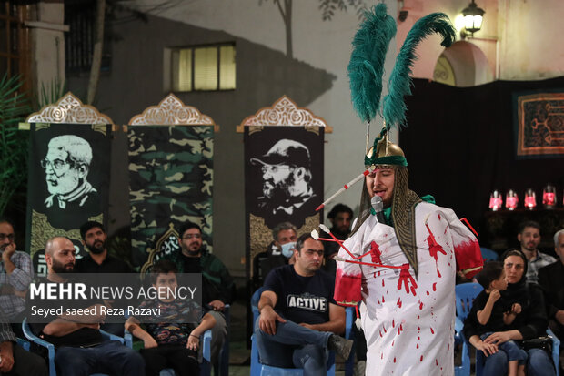 سومین سوگواره آئینی «زخم عتیق» به همت انجمن تئاتر انقلاب و دفاع مقدس بنیاد فرهنگی روایت فتح و با حضور هنرمندان شبیه خوان شامگاه امروز پنج شنبه ۱۰ شهریور ماه ۱۴۰۱ در محوطه باز ساختمان مرکزی بنیاد فرهنگی روایت فتح اجرا شد