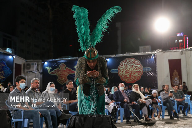 سومین سوگواره آئینی «زخم عتیق» به همت انجمن تئاتر انقلاب و دفاع مقدس بنیاد فرهنگی روایت فتح و با حضور هنرمندان شبیه خوان شامگاه امروز پنج شنبه ۱۰ شهریور ماه ۱۴۰۱ در محوطه باز ساختمان مرکزی بنیاد فرهنگی روایت فتح اجرا شد