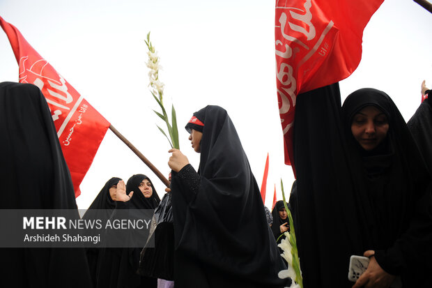 آئین بدرقه زائران و خادمان راهپیمایی جهانی اربعین بعد ازظهر امروز پنجشنبه ۱۰شهریور ۱۴۰۱در مصلی تهران برگزار شد