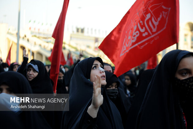 آئین بدرقه زائران و خادمان راهپیمایی جهانی اربعین بعد ازظهر امروز پنجشنبه ۱۰شهریور ۱۴۰۱در مصلی تهران برگزار شد