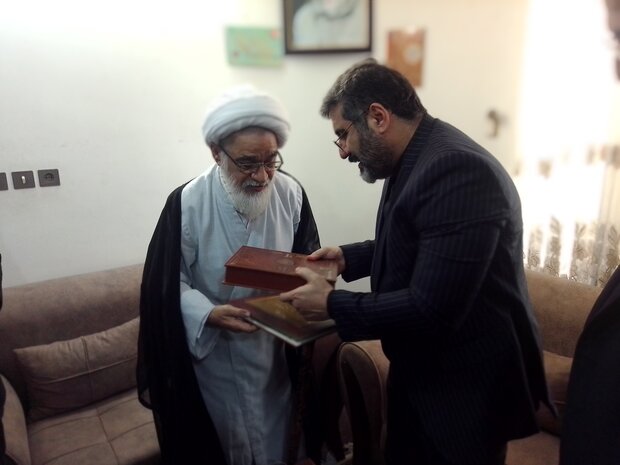 دیدار وزیر فرهنگ و ارشاد اسلامی با خانواده شهید روحانی نوجوان